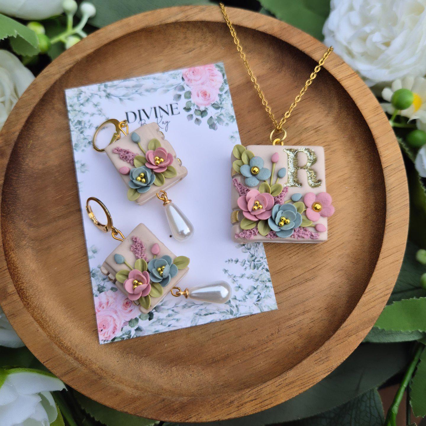 DREAM personalised Bookcase necklace gift set