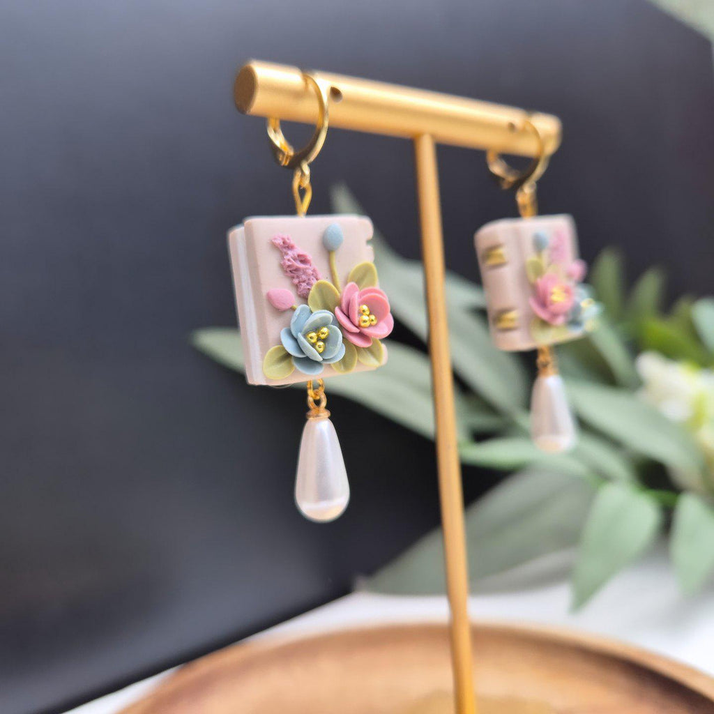 DREAM personalised Bookcase necklace gift set