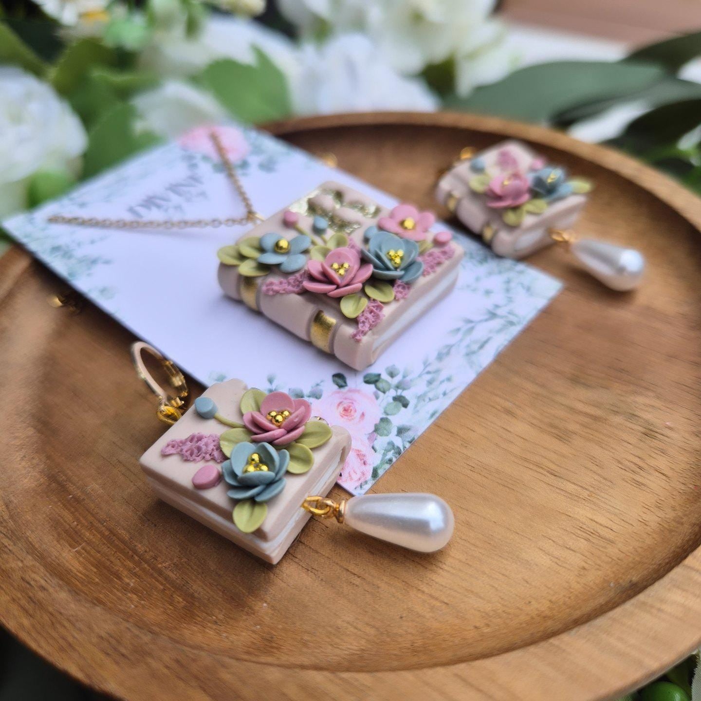 DREAM personalised Bookcase necklace gift set