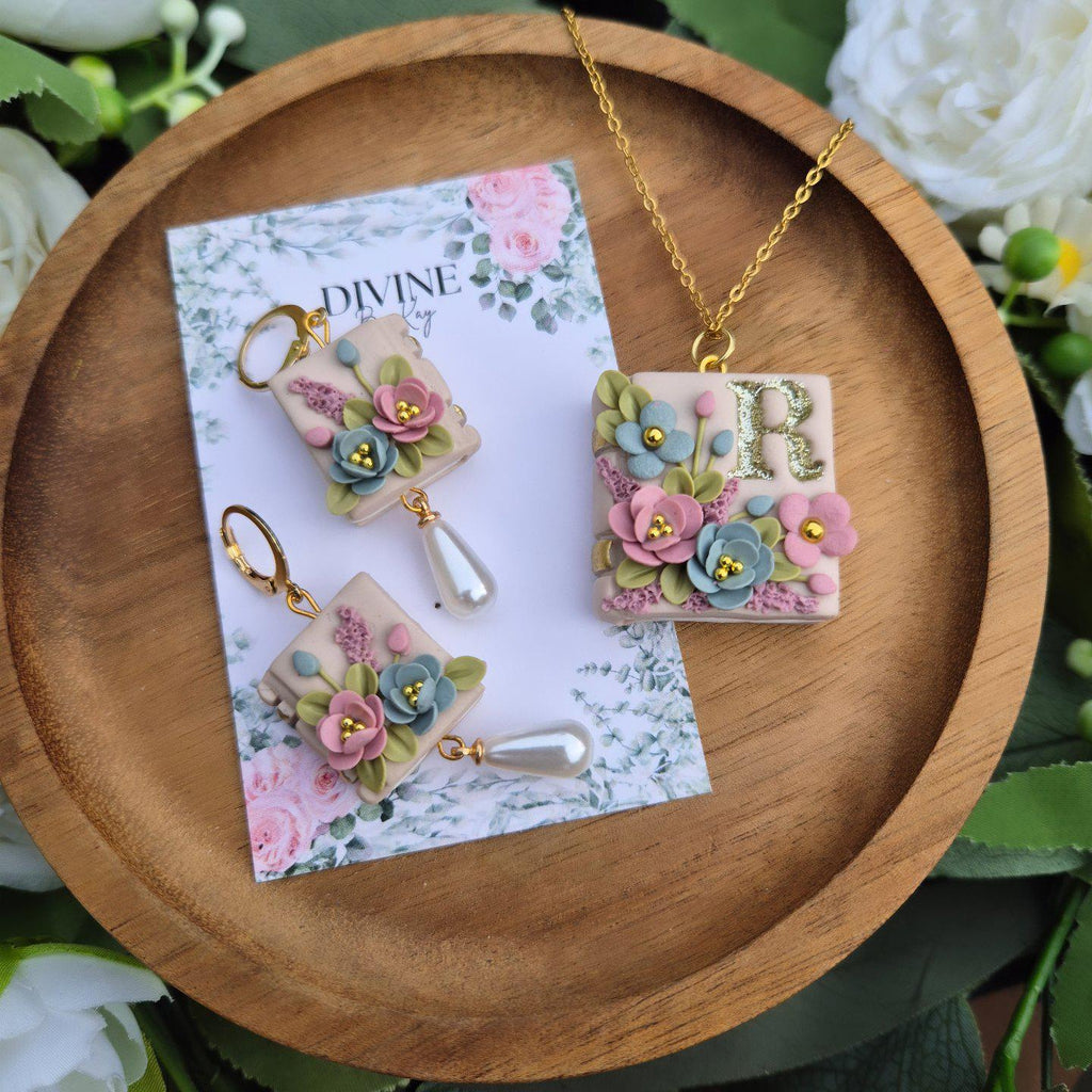 DREAM personalised Bookcase necklace gift set