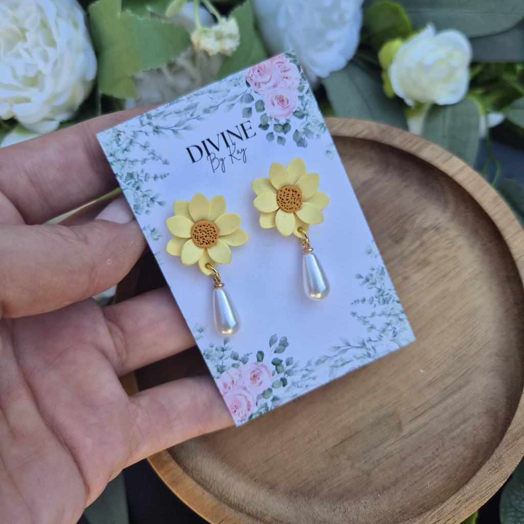 Dainty daisy stud earrings,  fun earrings, cute dangle earrings, statement earrings for her , summer dangle earrings, minimalist earrings