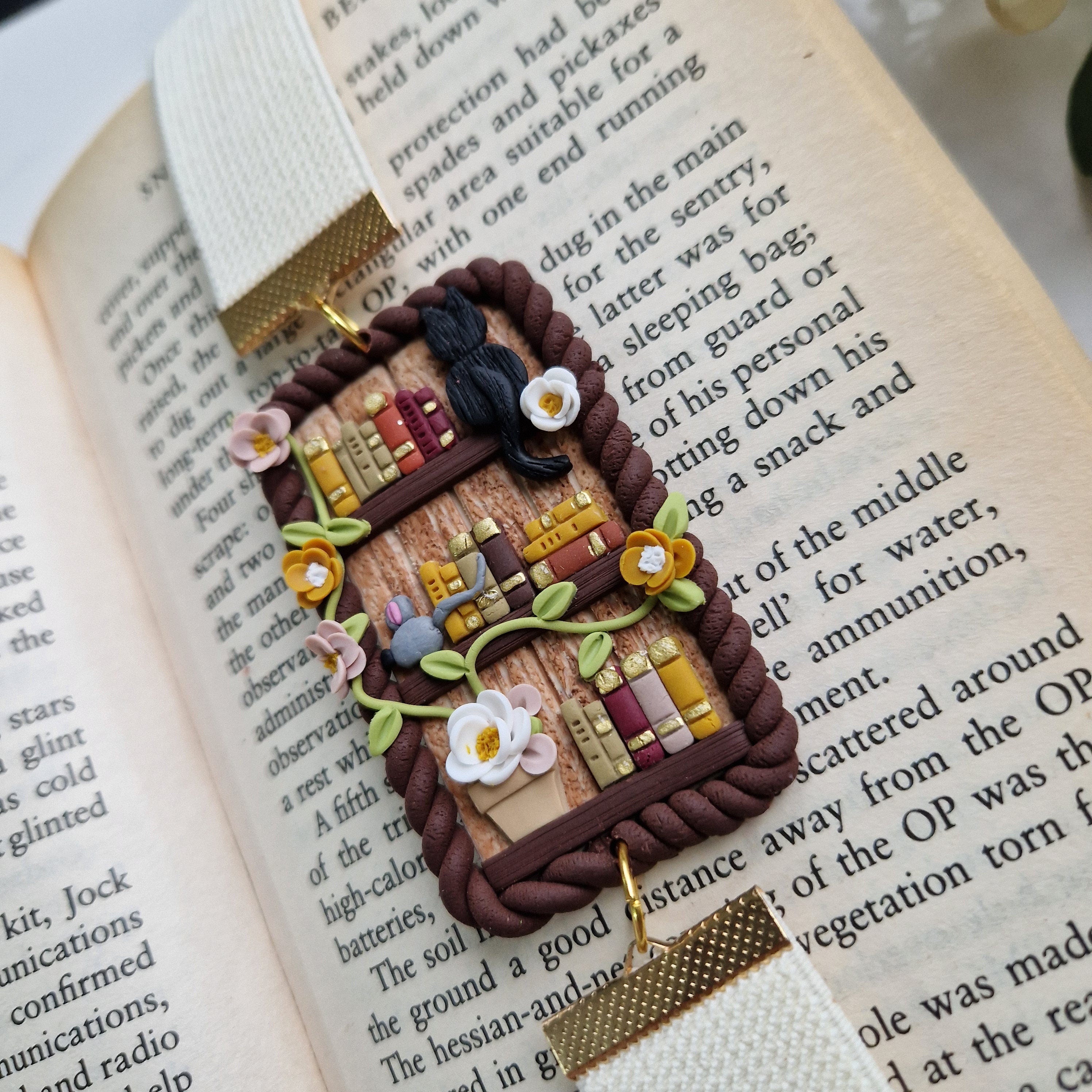 Cat bookshelf bookmark